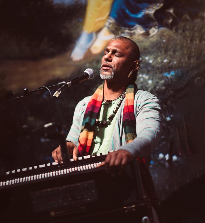 Madhava Das (Madhava Naidoo) leading soulful kirtan melodies